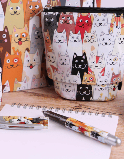 Fluffy Cats Stift liegt auf Papier, dahinter Federmäppchen in Katzen-Design